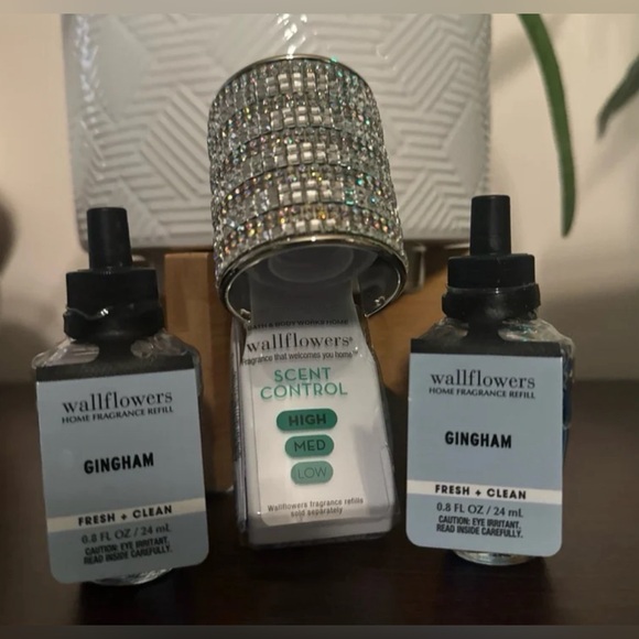 ⭐️Bath & Body Works x 2 New Gingham Wallflower refills with New Wallflower Plug - Picture 2 of 2